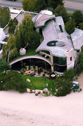 Courteney Cox and David Arquette's home - in Malibu 2004