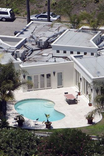 Penelope Cruz's kidney-shaped pool home in west Hollywood 2005