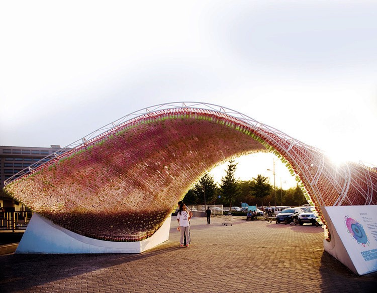 Proyek Arsitektur dari Material Plastik