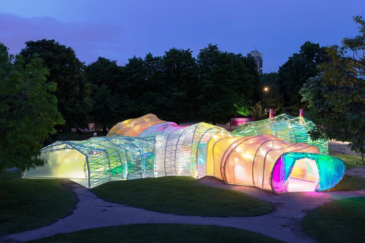 Proyek Arsitektur dari Material Plastik