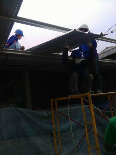 Rangka atap baja ringan atau rangka atap kayu
