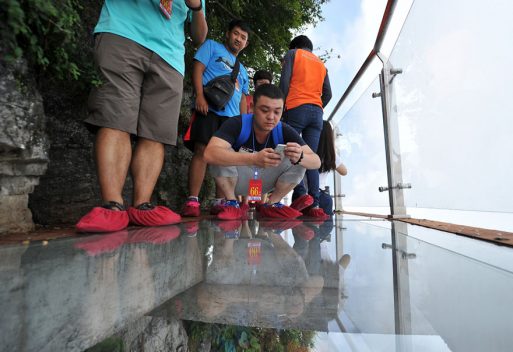 4,600 ft Glass Walking Will Make You Terrifying