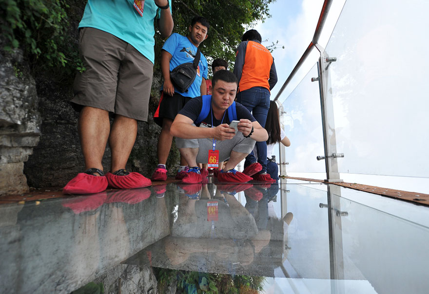 4,600 ft Glass Walking Will Make You Terrifying