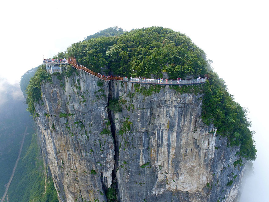 4,600 ft Glass Walking Will Make You Terrifying