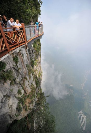 4,600 ft Glass Walking Will Make You Terrifying