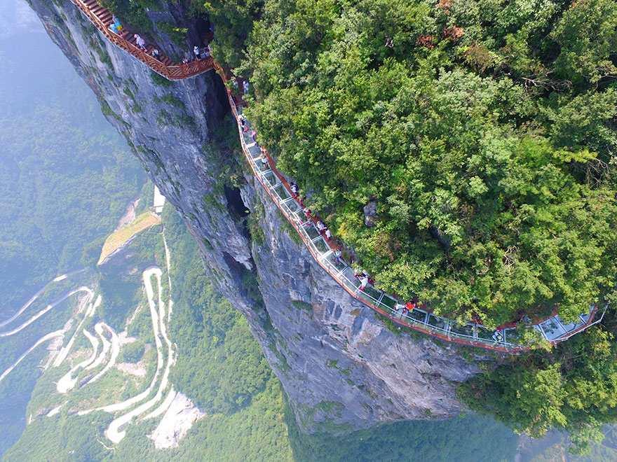 4,600 ft Glass Walking Will Make You Terrifying