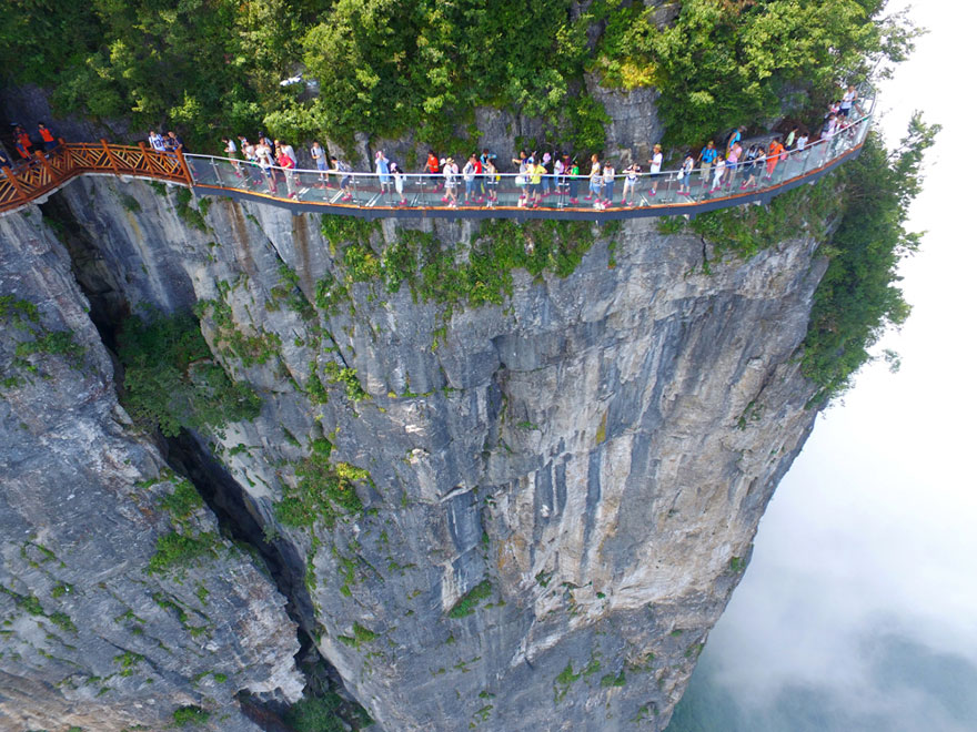 4,600 ft Glass Walking Will Make You Terrifying