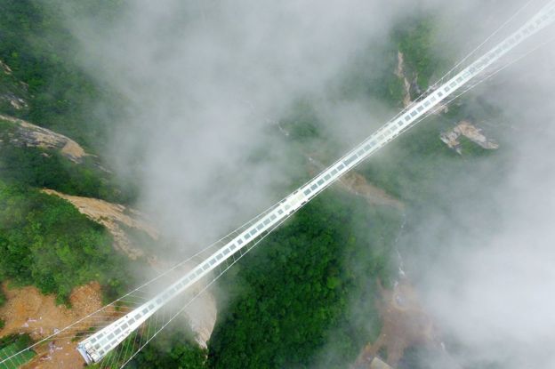 4,600 ft Glass Walking Will Make You Terrifying