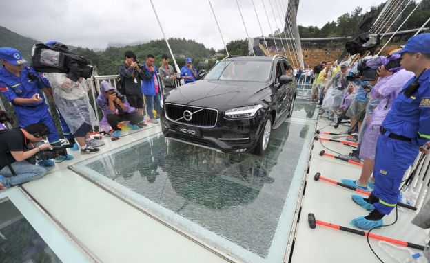 4,600 ft Glass Walking Will Make You Terrifying