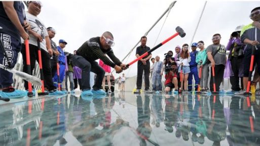 4,600 ft Glass Walking Will Make You Terrifying