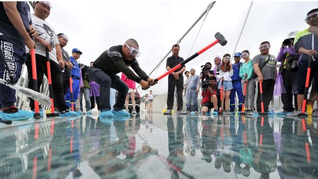 4,600 ft Glass Walking Will Make You Terrifying