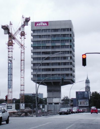 Buildings that Defy the Gravity