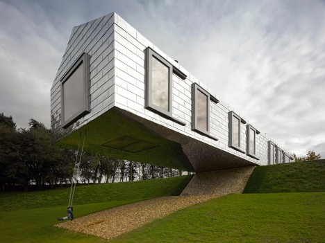 Buildings that Defy the Gravity