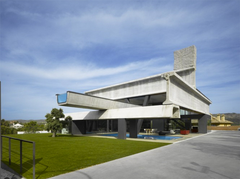 Buildings that Defy the Gravity