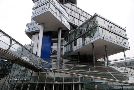Buildings that Defy the Gravity