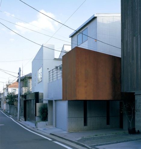 Buildings that Defy the Gravity