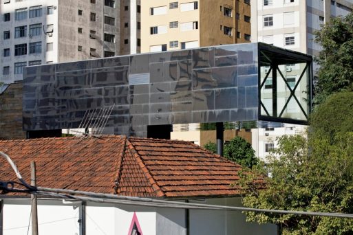 Konstruksi menggunakan rangka baja berstruktur mencolok