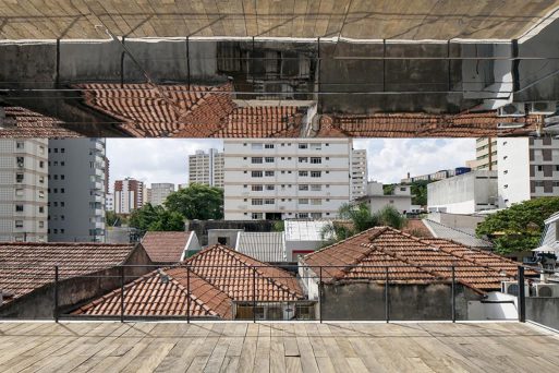 Konstruksi menggunakan rangka baja berstruktur mencolok