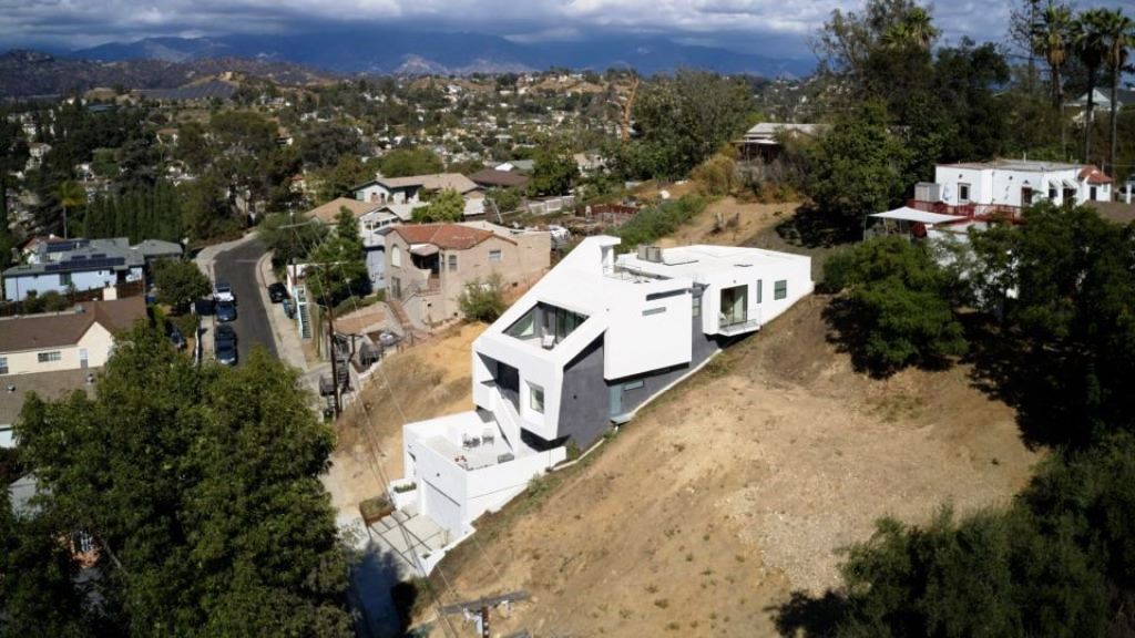 Rumah Berbentuk Potong Lipat di Lereng Bukit Los Angeles
