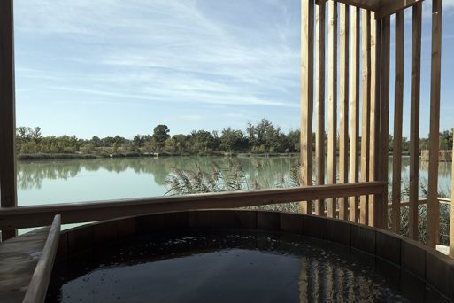 Penginapan Terapung dengan Arsitektur Modern