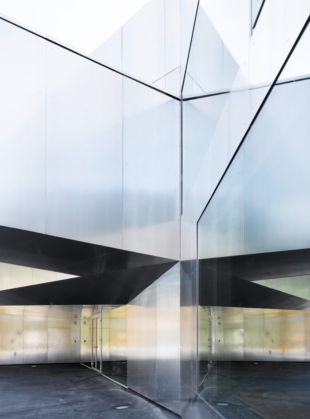 Eksterior Berbungkus Aluminium Reflektif
