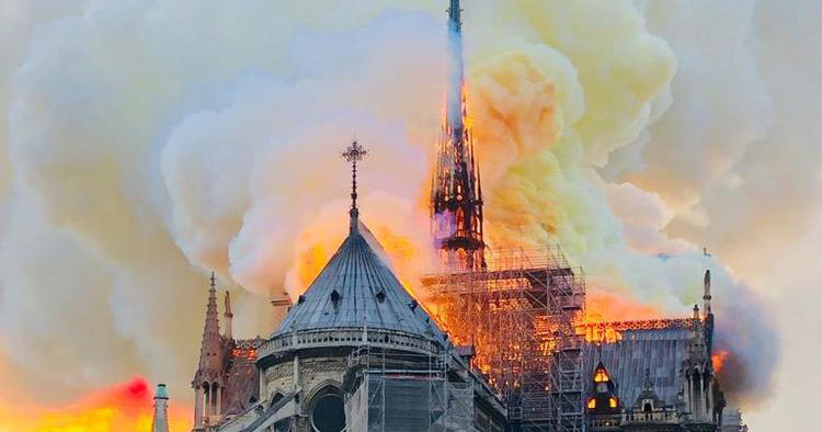 Katedral Notre-Dame Terbakar