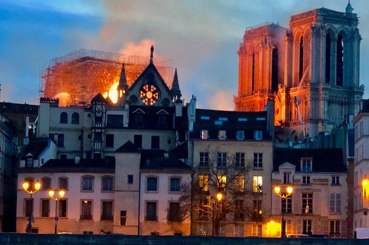 Katedral Notre-Dame Terbakar
