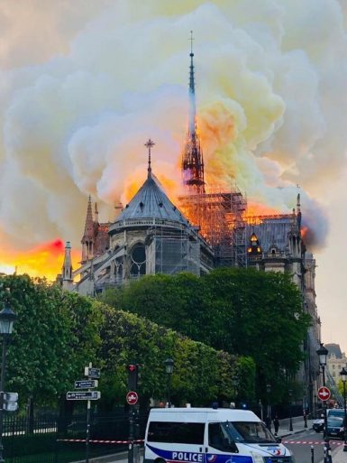 Katedral Notre-Dame Terbakar