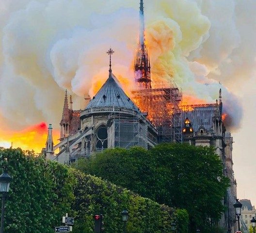 Katedral Notre-Dame Terbakar