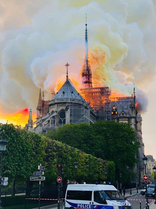 Katedral Notre-Dame Terbakar