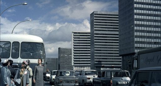 Arsitektur Modern dikritik melalui film bioskop