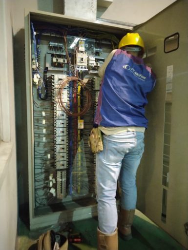 Pekerja Nikifour sedang memperbaiki panel listrik