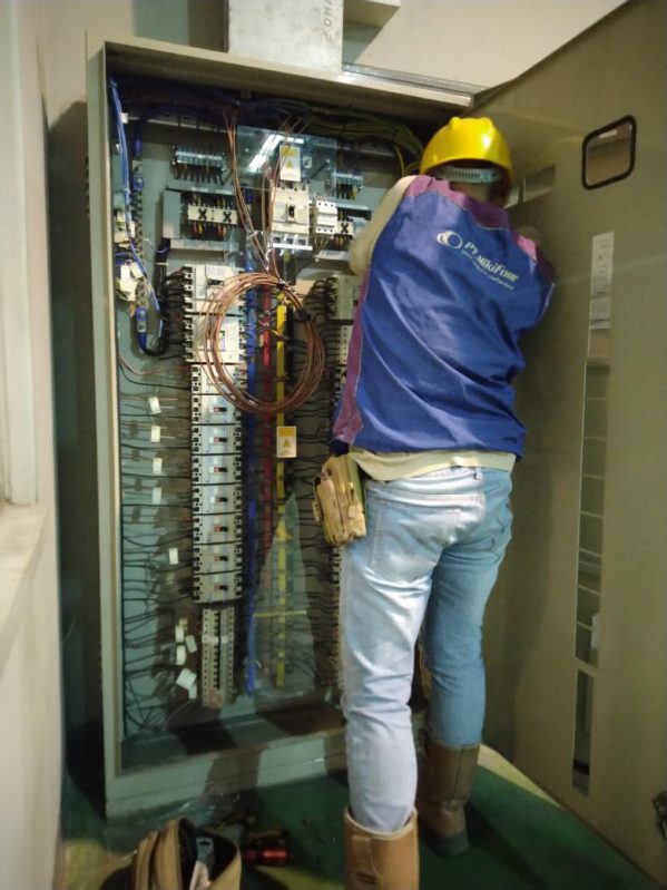Pekerja Nikifour sedang memperbaiki panel listrik
