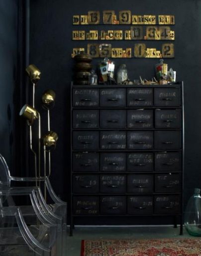 Interior Gelap yang Dramatis