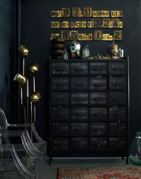 Interior Gelap yang Dramatis
