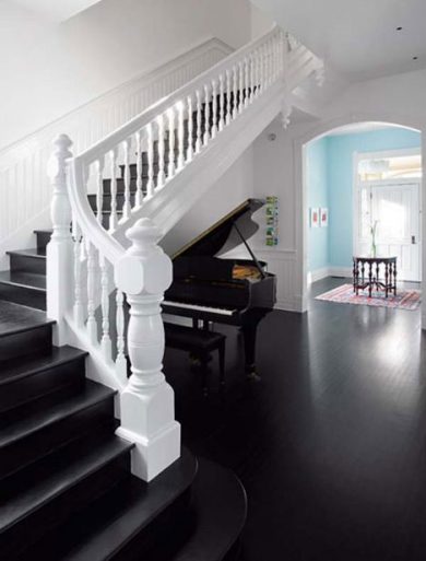 Interior Gelap yang Dramatis