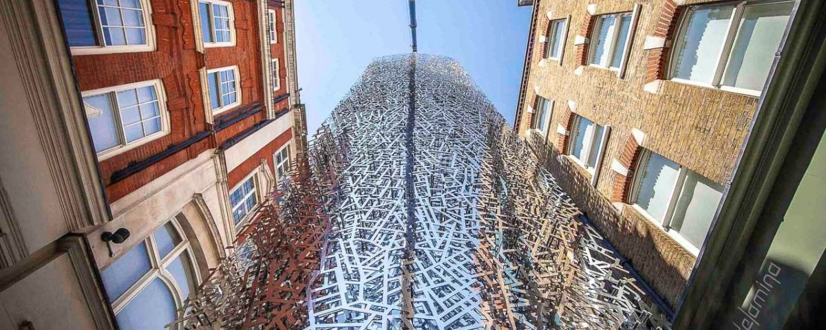 Instalasi Baja 17 Ton Dipasang di Kota London