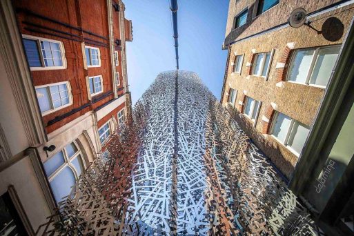 Instalasi Baja 17 Ton Dipasang di Kota London
