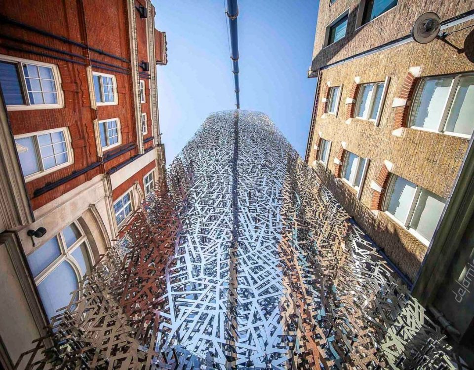Instalasi Baja 17 Ton Dipasang di Kota London