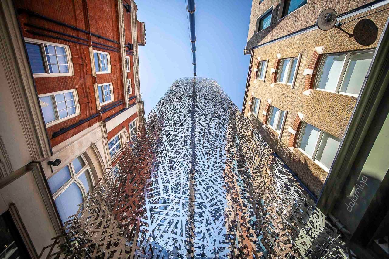 Instalasi Baja 17 Ton Dipasang di Kota London