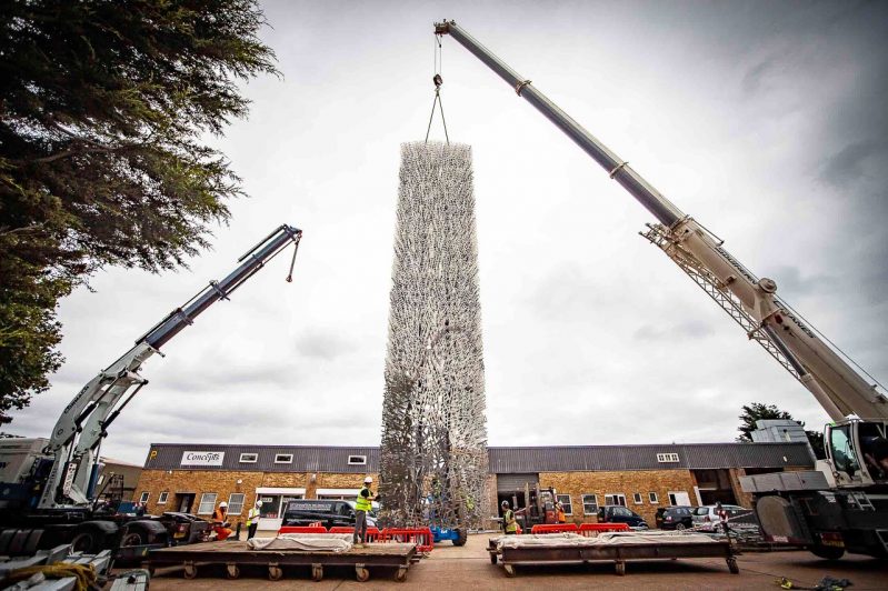 Instalasi Baja 17 Ton Dipasang di Kota London