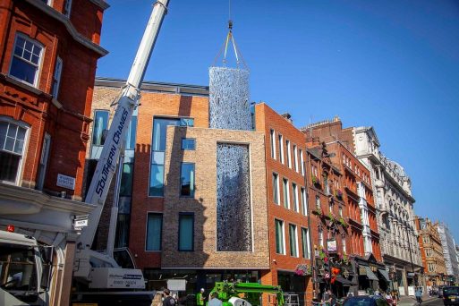 Instalasi Baja 17 Ton Dipasang di Kota London