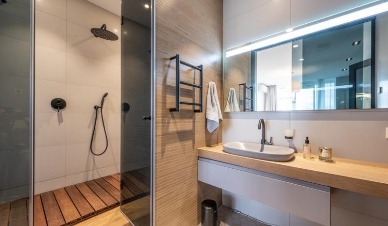 6. Desain Kamar Mandi Nuansa Kayu
