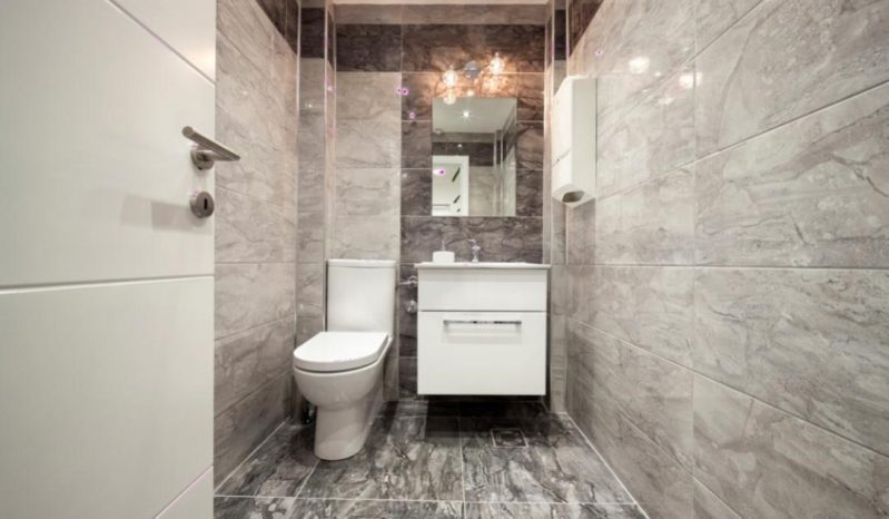 8. Kamar Mandi Dengan Keramik Marmer