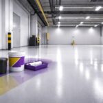 Umur pakai epoxy flooring 10–20 tahun di area gudang industri—lantai epoxy mengilap dengan perlengkapan coating minimalis